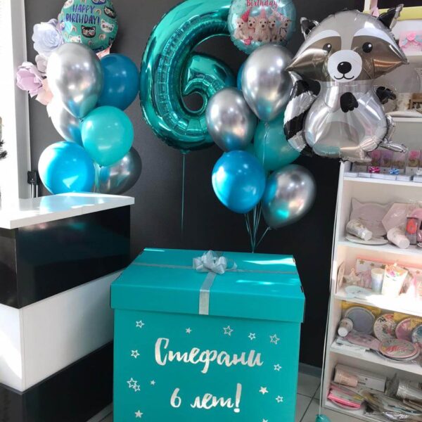 Коробка сюрприз с гелиевыми шарами и енотом на 6 лет