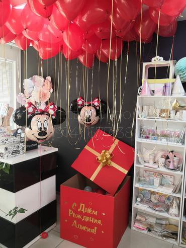 Коробка сюрприз с гелиевыми шарами и Минни Маус
