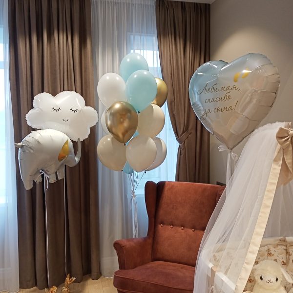 Композиция из гелиевых шаров на выписку из роддома