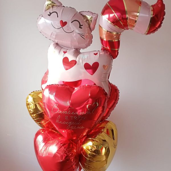 Композиция из гелиевых шаров, фольгированные сердца, фигурка Кошка