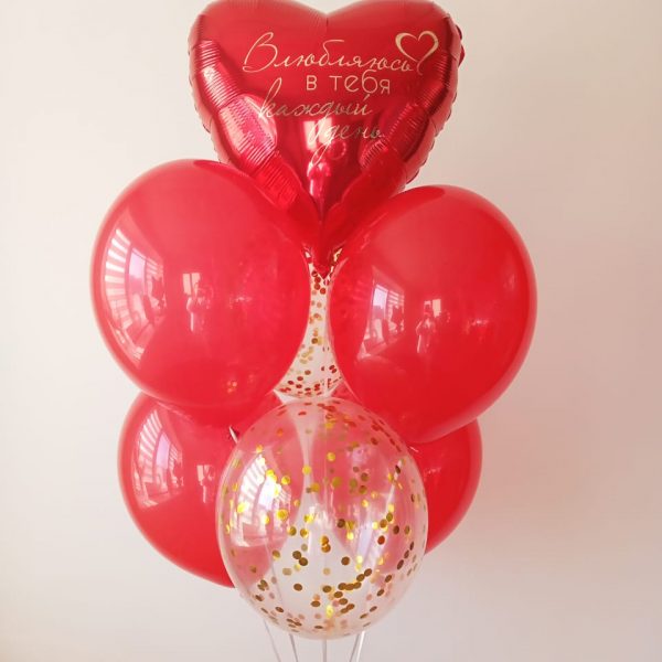 Композиция из гелиевых шаров с сердцами
