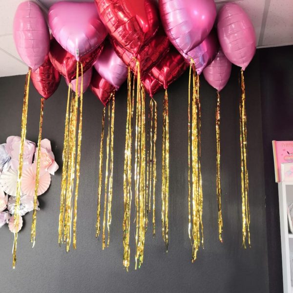 Композиция из гелиевых шаров, красные и розовые фольгированные сердца под потолок с дождиком, 15 штук