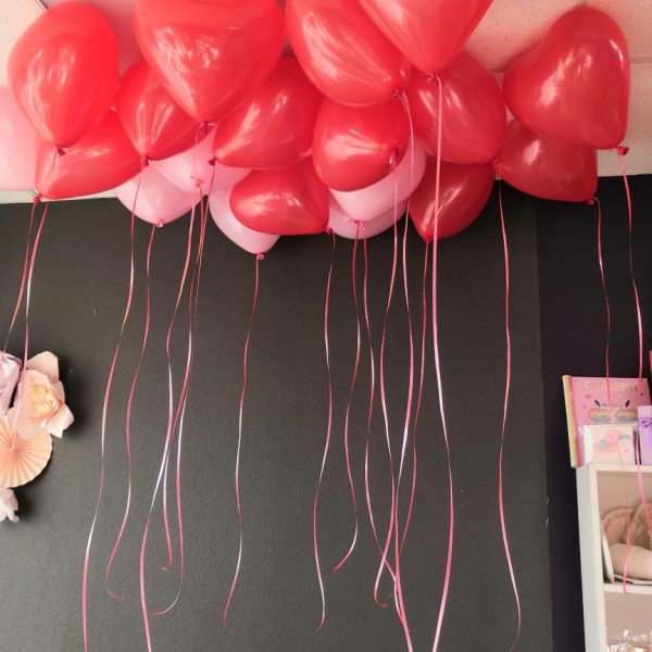 Композиция из гелиевых шаров, красные и розовые латексные сердца под потолок, 20 штук
