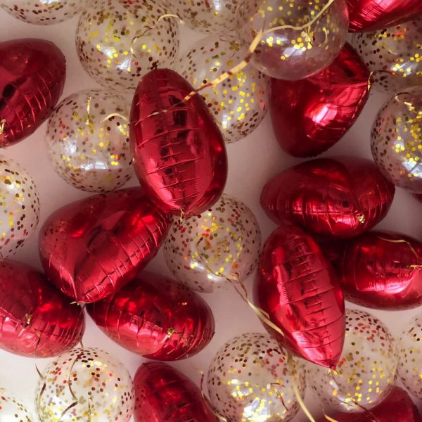 Композиция из гелиевых шаров с сердцами