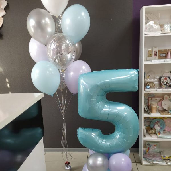 Композиция из гелиевых шаров и напольная цифра на 5 лет
