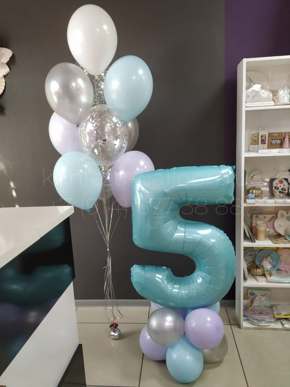 Композиция из гелиевых шаров и напольная цифра на 5 лет