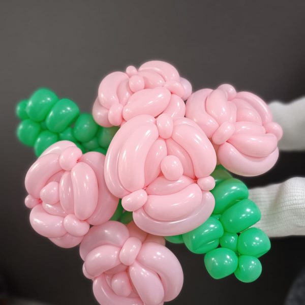 Букет роз с лепестками из шаров для моделирования 5 шт