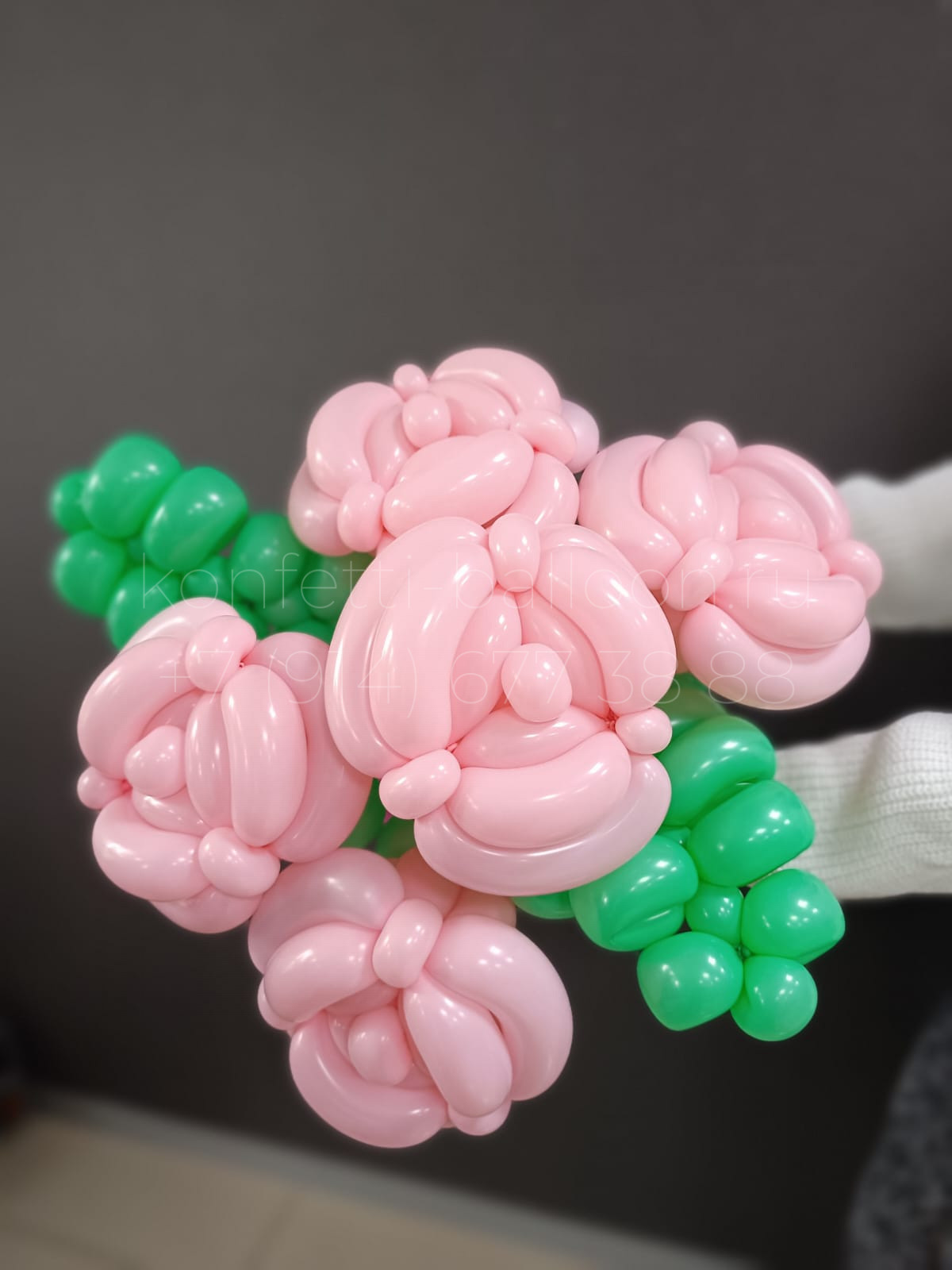 Букет роз с лепестками из шаров для моделирования 5 шт