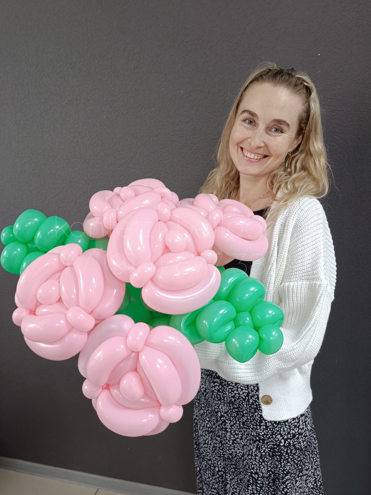 Букет роз с лепестками из шаров для моделирования 5 шт — изображение 2