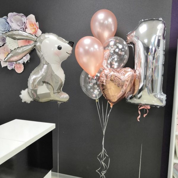Композиция из гелиевых шаров с зайкой на 1 годик