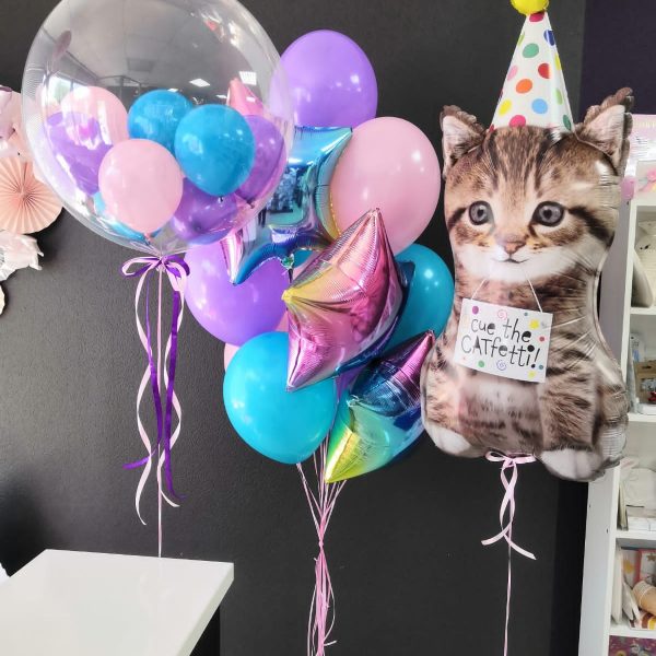 Композиция из гелиевых шаров с шаром Bubbles и котенком