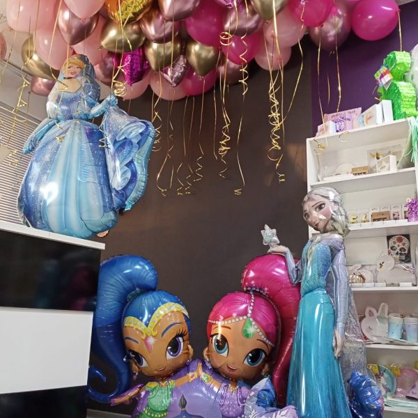 Композиция из гелиевых шаров с принцессами для девочки