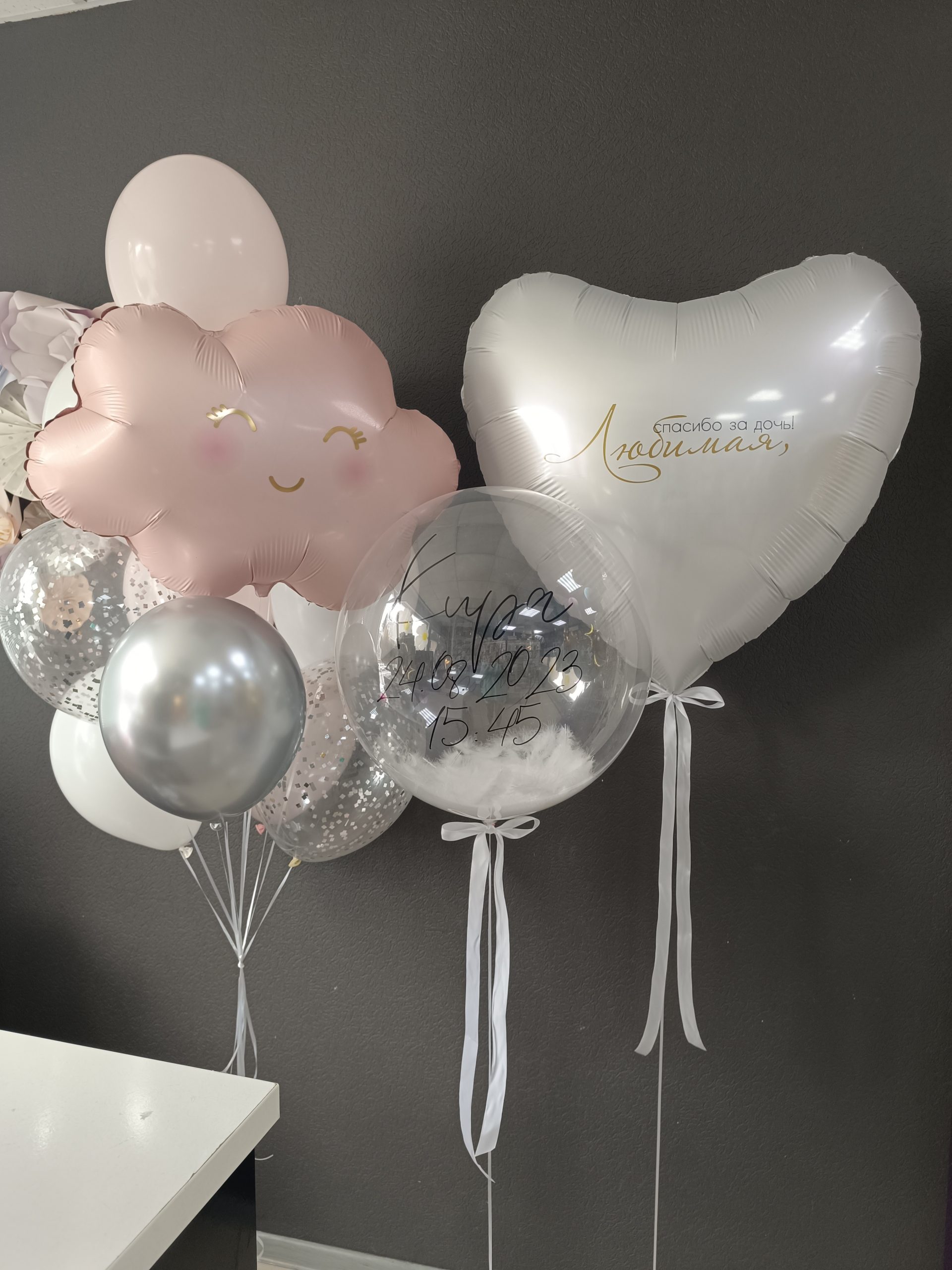 Композиция из гелиевых шаров на выписку из роддома