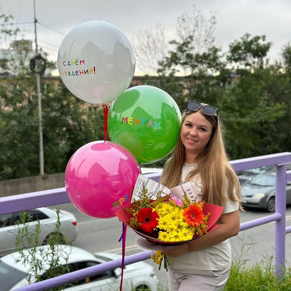 Композиция из гелиевых средних шаров в технике стекло