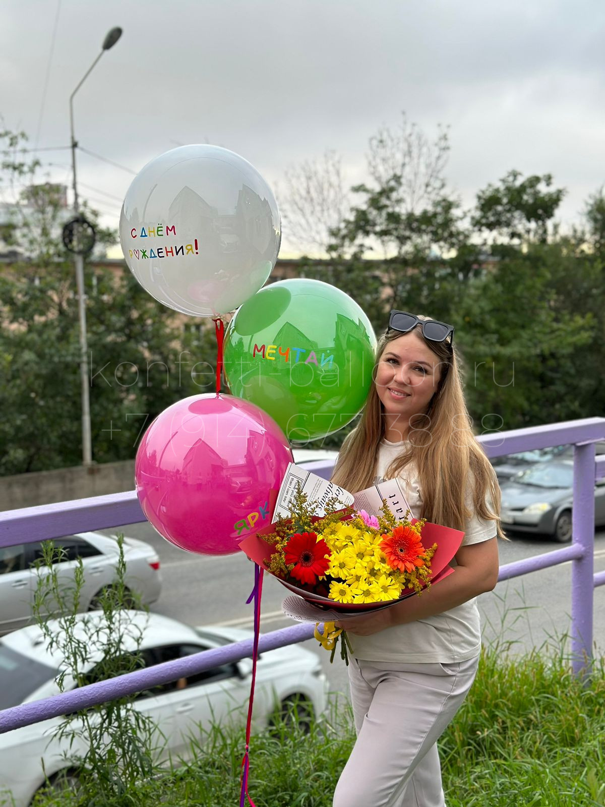 Композиция из гелиевых средних шаров в технике стекло