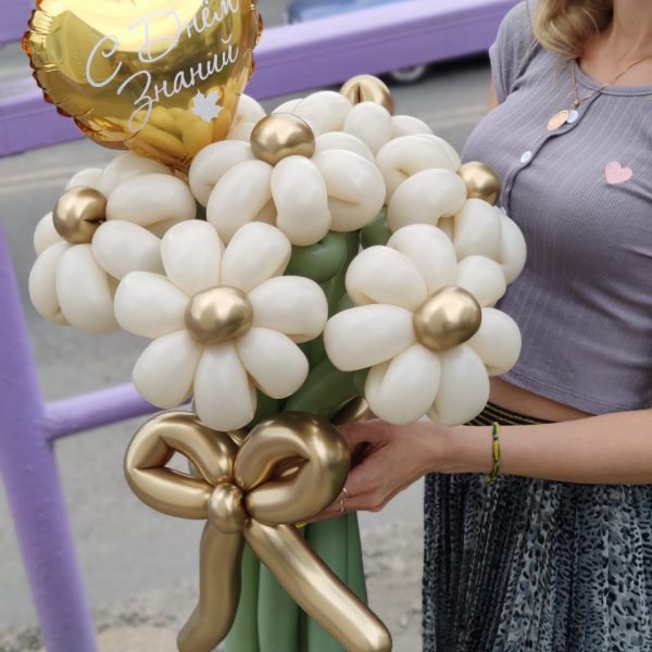 Букет ромашек из шаров с мини-сердцем С Днём Знаний