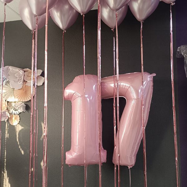 Композиция из гелиевых шаров на 17 лет