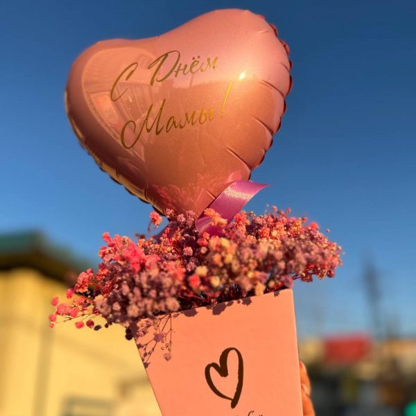 Мини бокс с гипсофилой и фольгированным мини сердцем С Днём Мамы