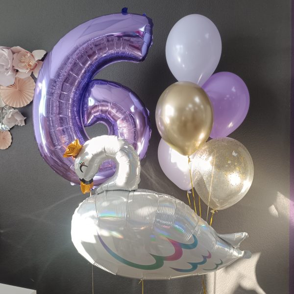Композиция из гелиевых шаров с лебедем на 6 лет