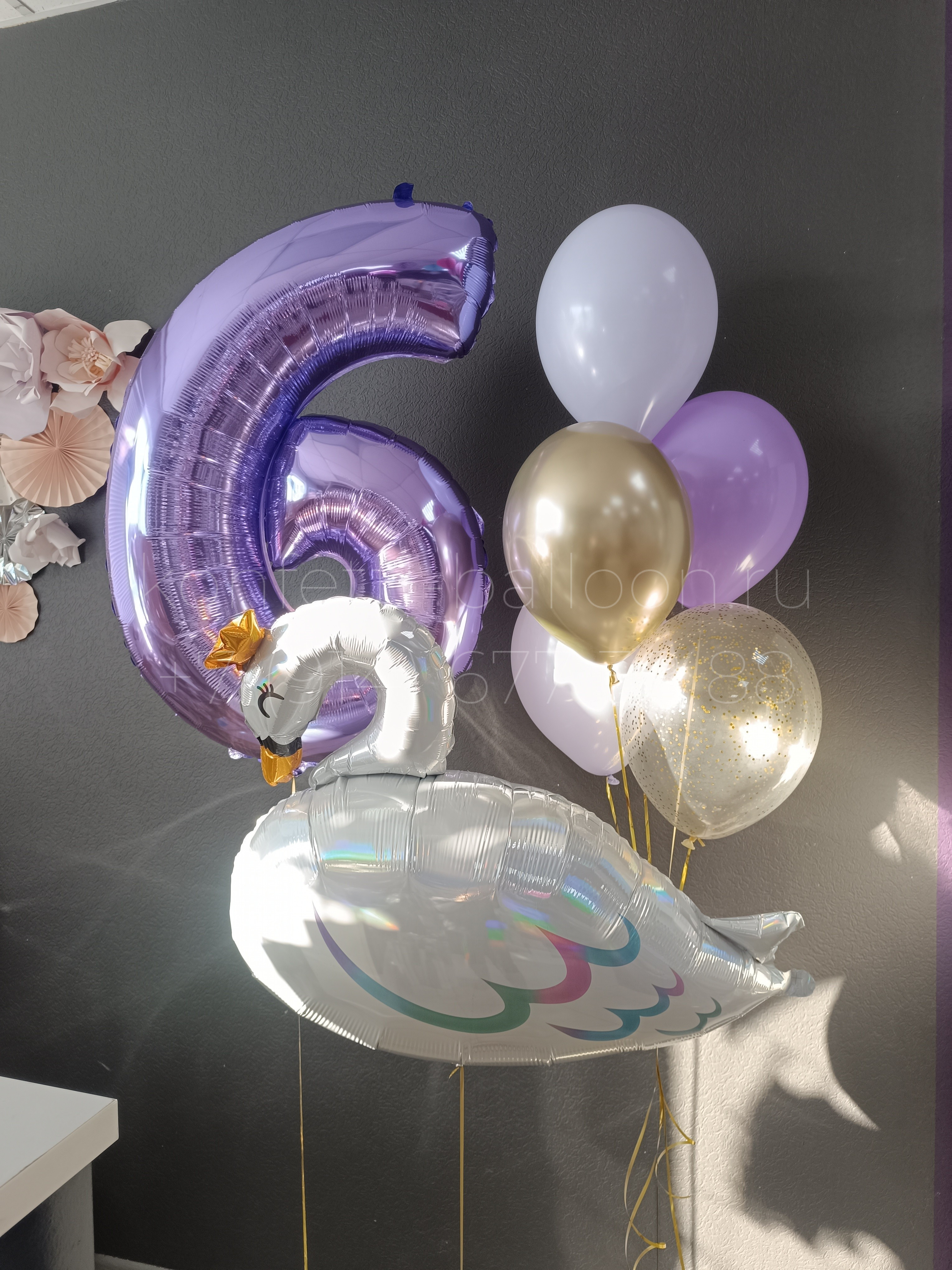 Композиция из гелиевых шаров с лебедем на 6 лет