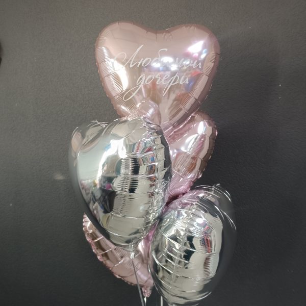 Композиция из фольгированных сердец с надписью