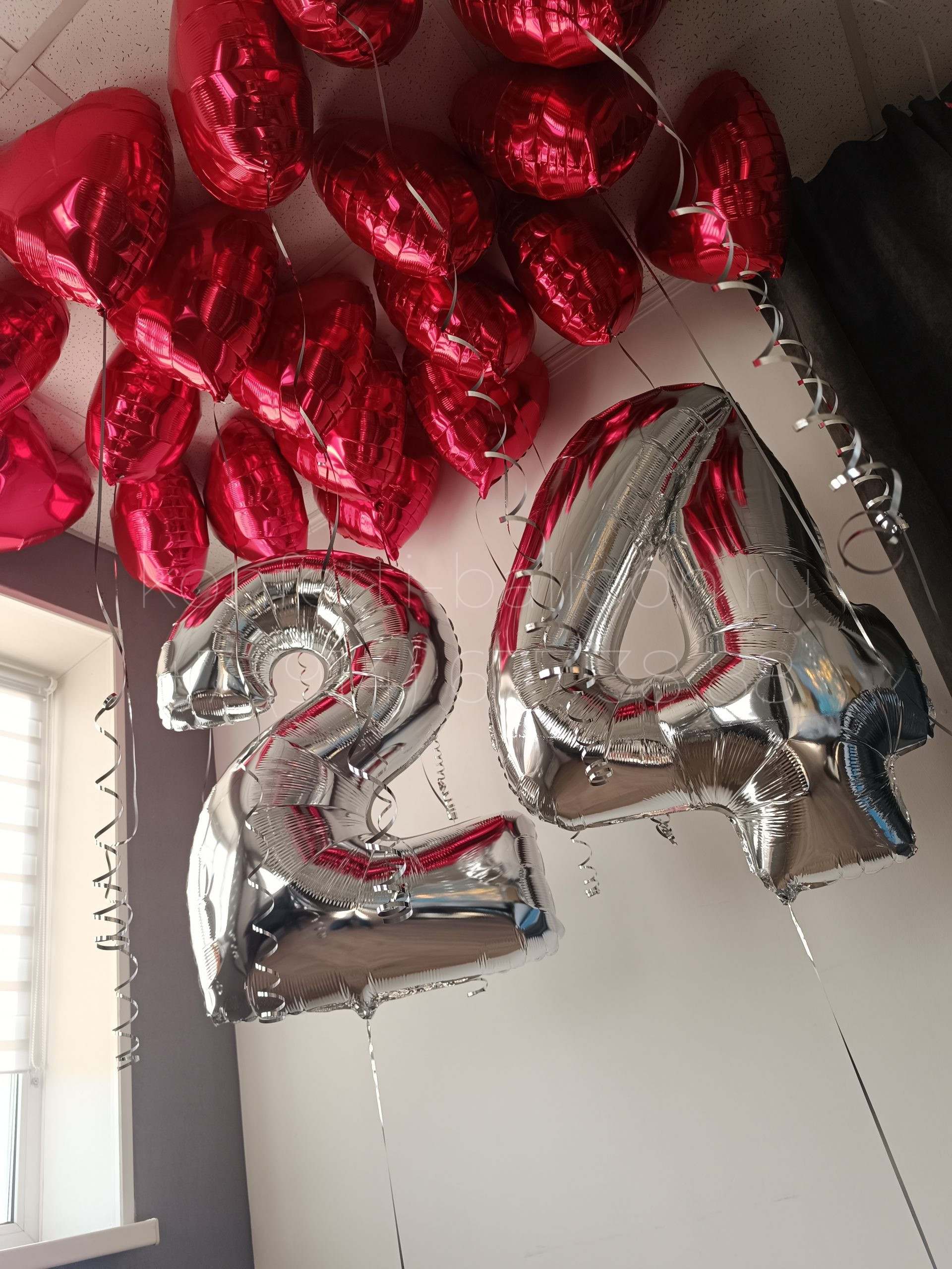 Композиция из гелиевых фольгированных шаров с сердцами
