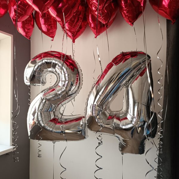 Композиция из гелиевых фольгированных шаров с сердцами