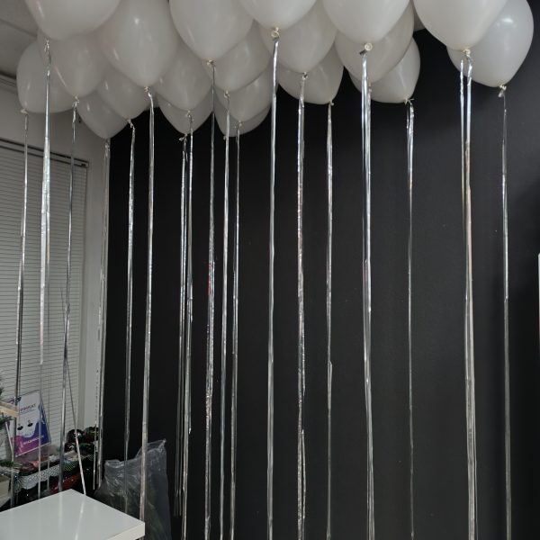 Композиция из гелиевых шаров под потолок с дождиком