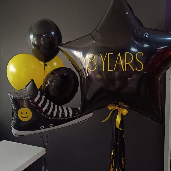 Композиция из гелиевых шаров для парня с шаром кед