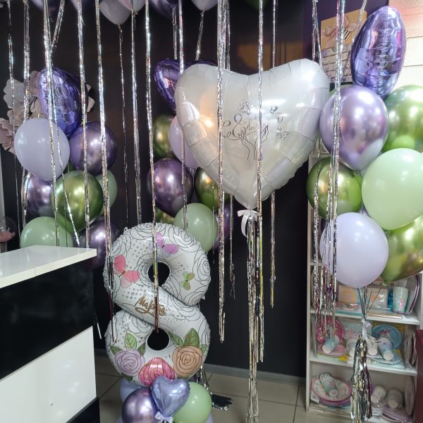 Композиция из гелиевых шаров на 8 марта