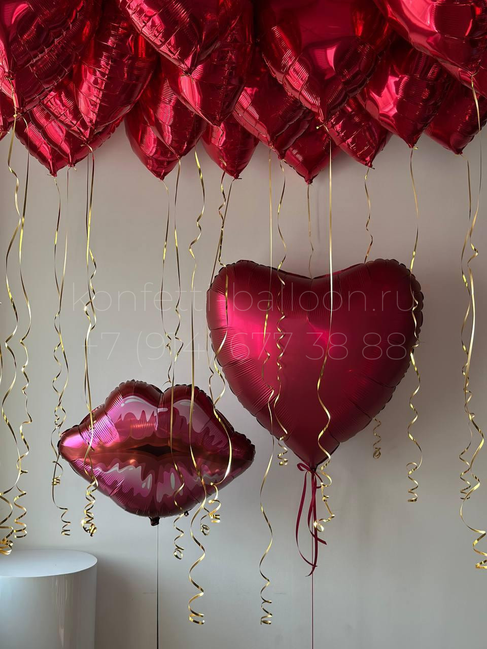 Композиция из гелиевых шаров для девушки с шаром губы