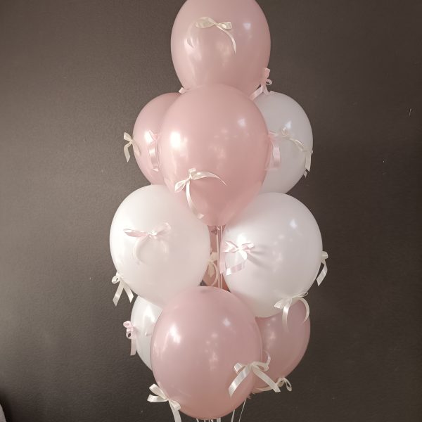 Композиция из гелиевых шаров с бантиками