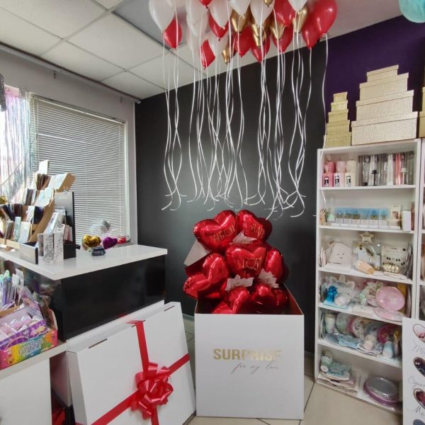 Коробка сюрприз с мини шарами и крафтовый букет