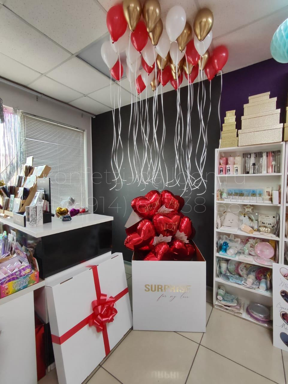 Коробка сюрприз с мини шарами и крафтовый букет