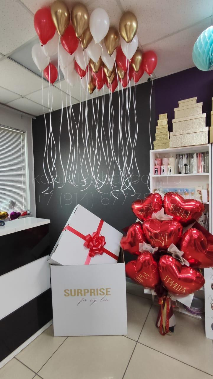 Коробка сюрприз с мини шарами и крафтовый букет