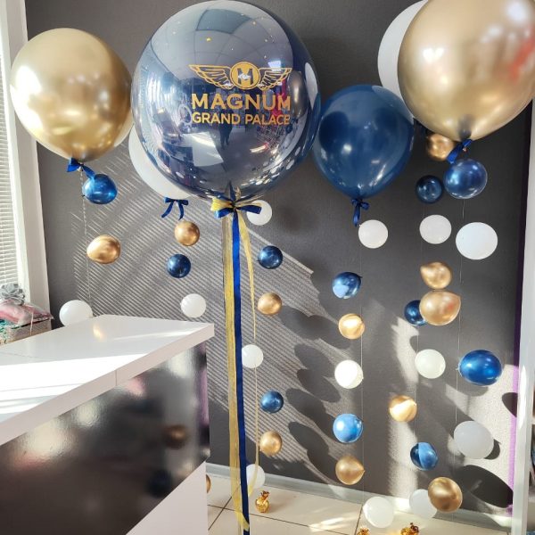 Композиция из гелиевых шаров с цепочками