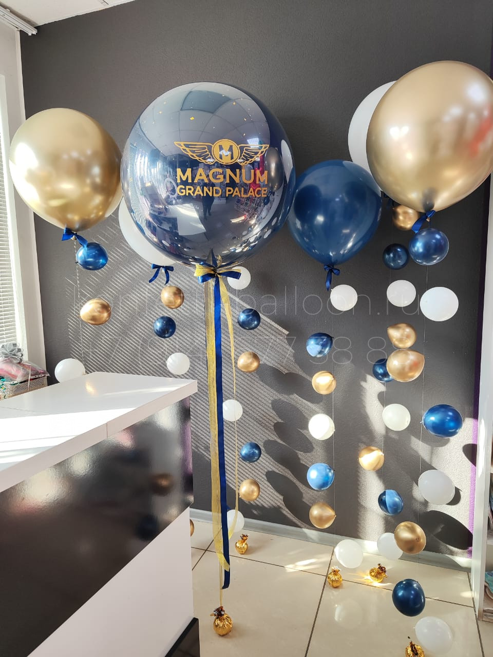 Композиция из гелиевых шаров с цепочками