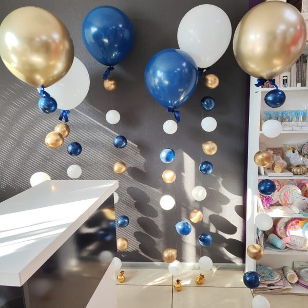 Композиция из гелиевых шаров с цепочками