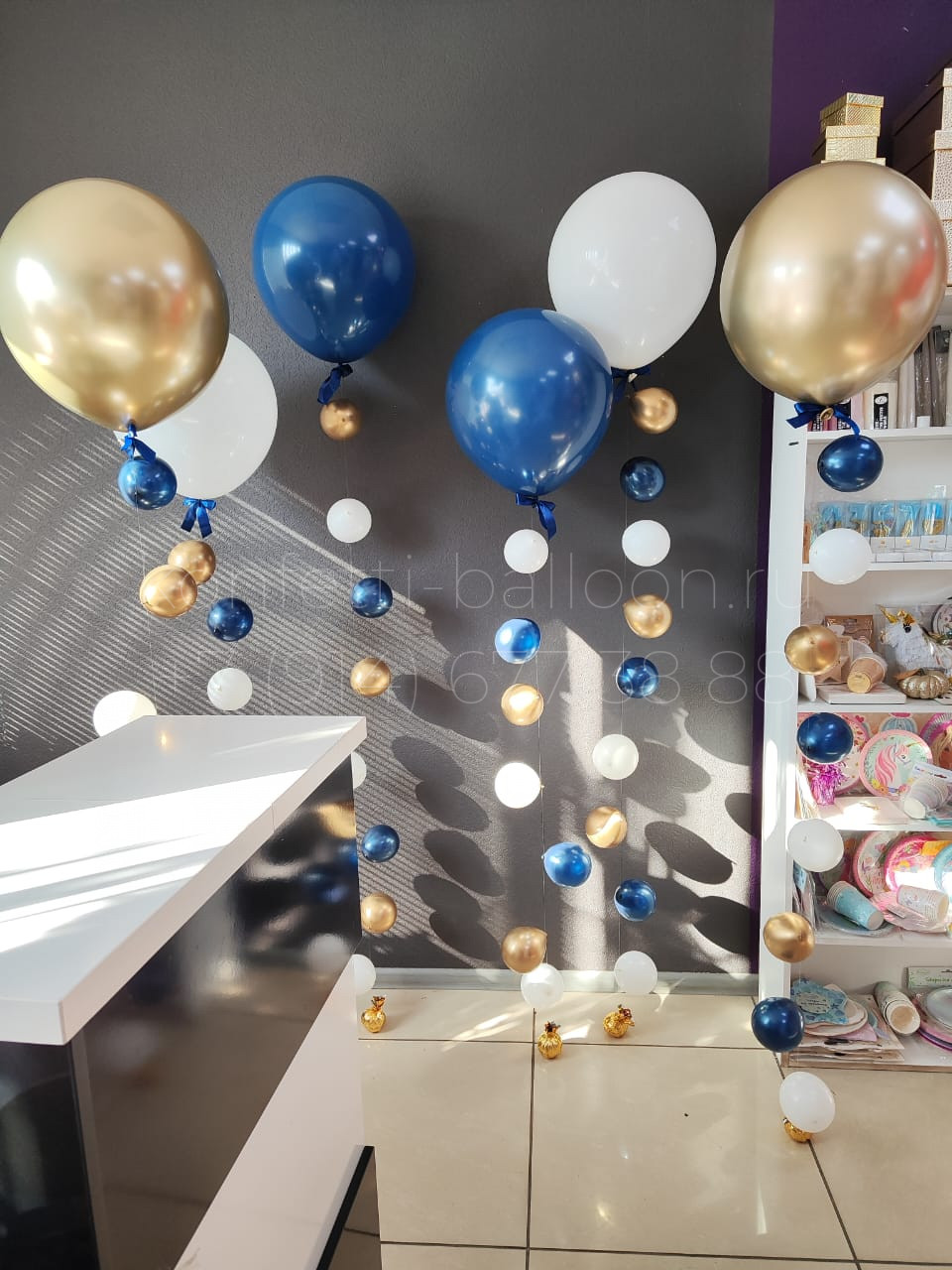 Композиция из гелиевых шаров с цепочками