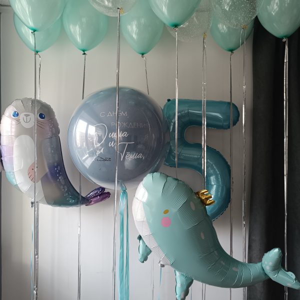 Композиция из гелиевых шаров для двойняшек