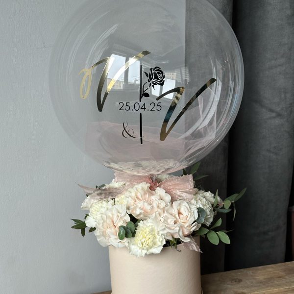 Большой бокс цветов из роз и диантусов с шаром Bubbles