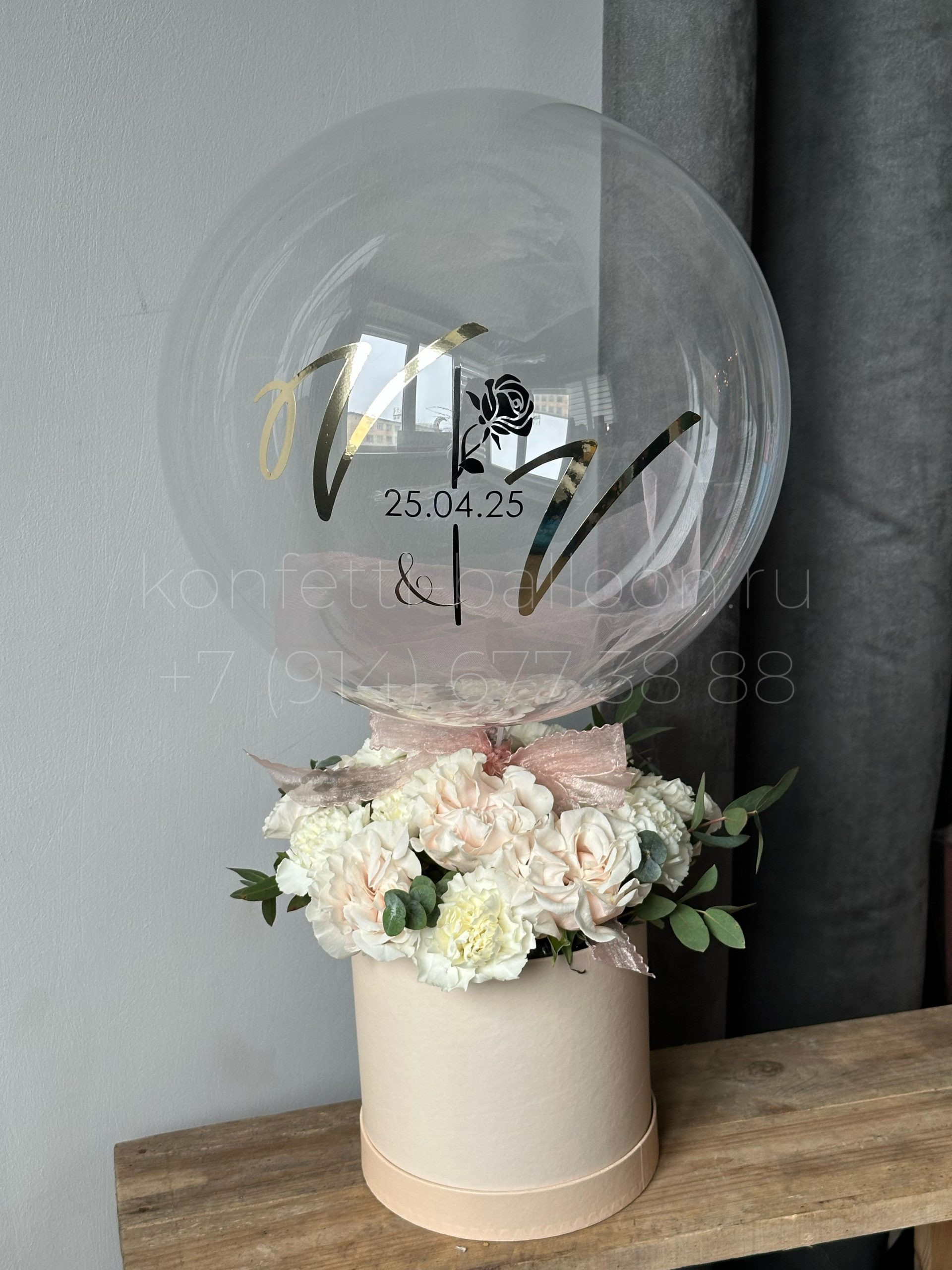 Большой бокс цветов из роз и диантусов с шаром Bubbles