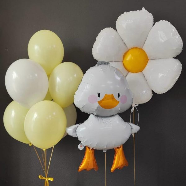 Композиция из гелиевых шаров с гусем и ромашкой