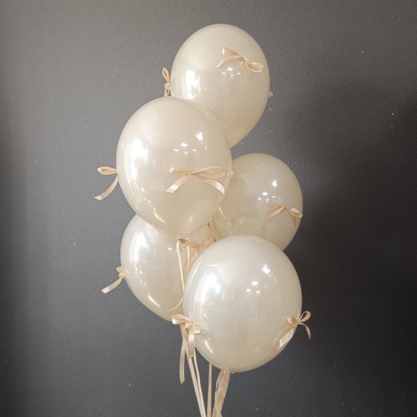 Композиция из гелиевых шаров с бантиками