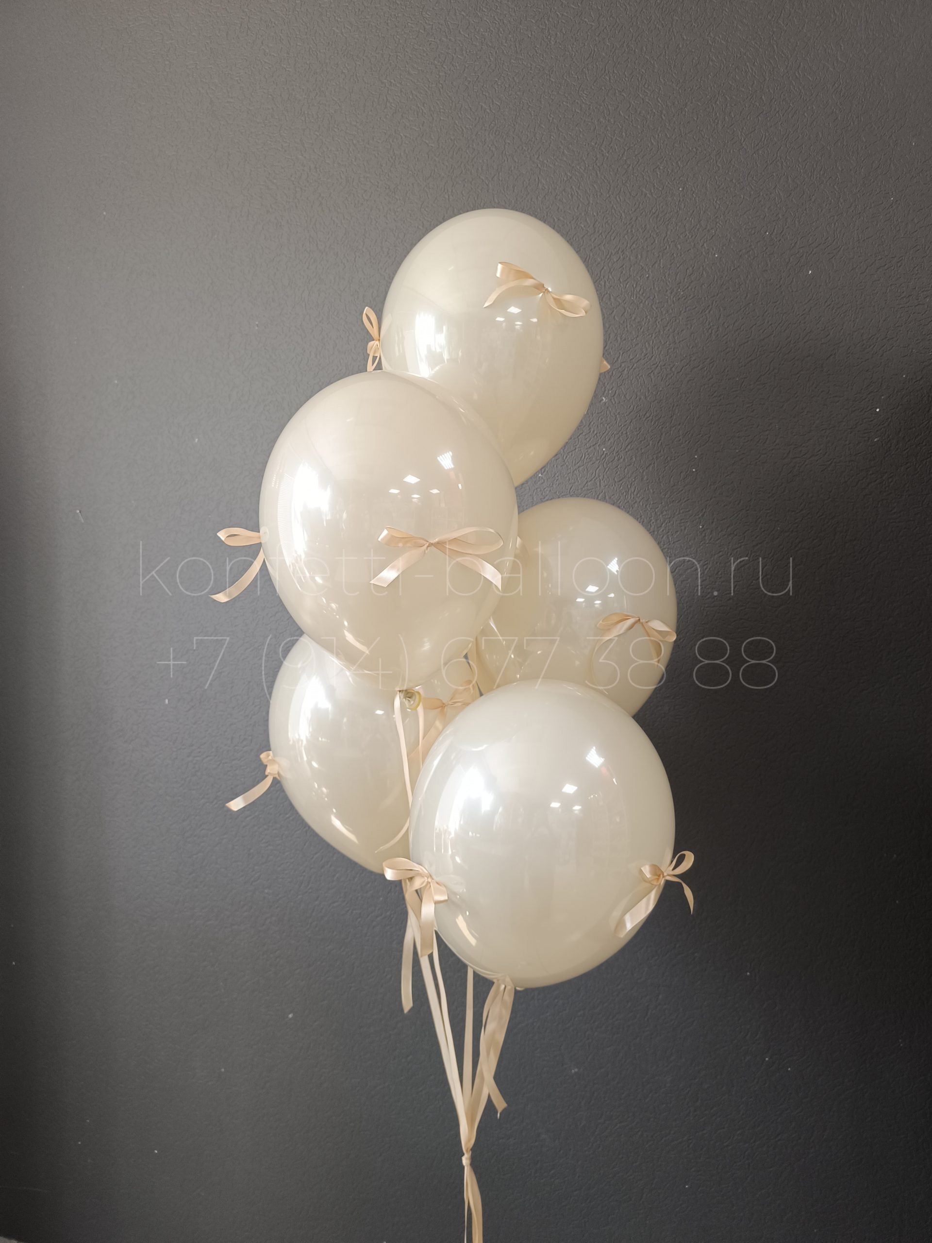 Композиция из гелиевых шаров с бантиками