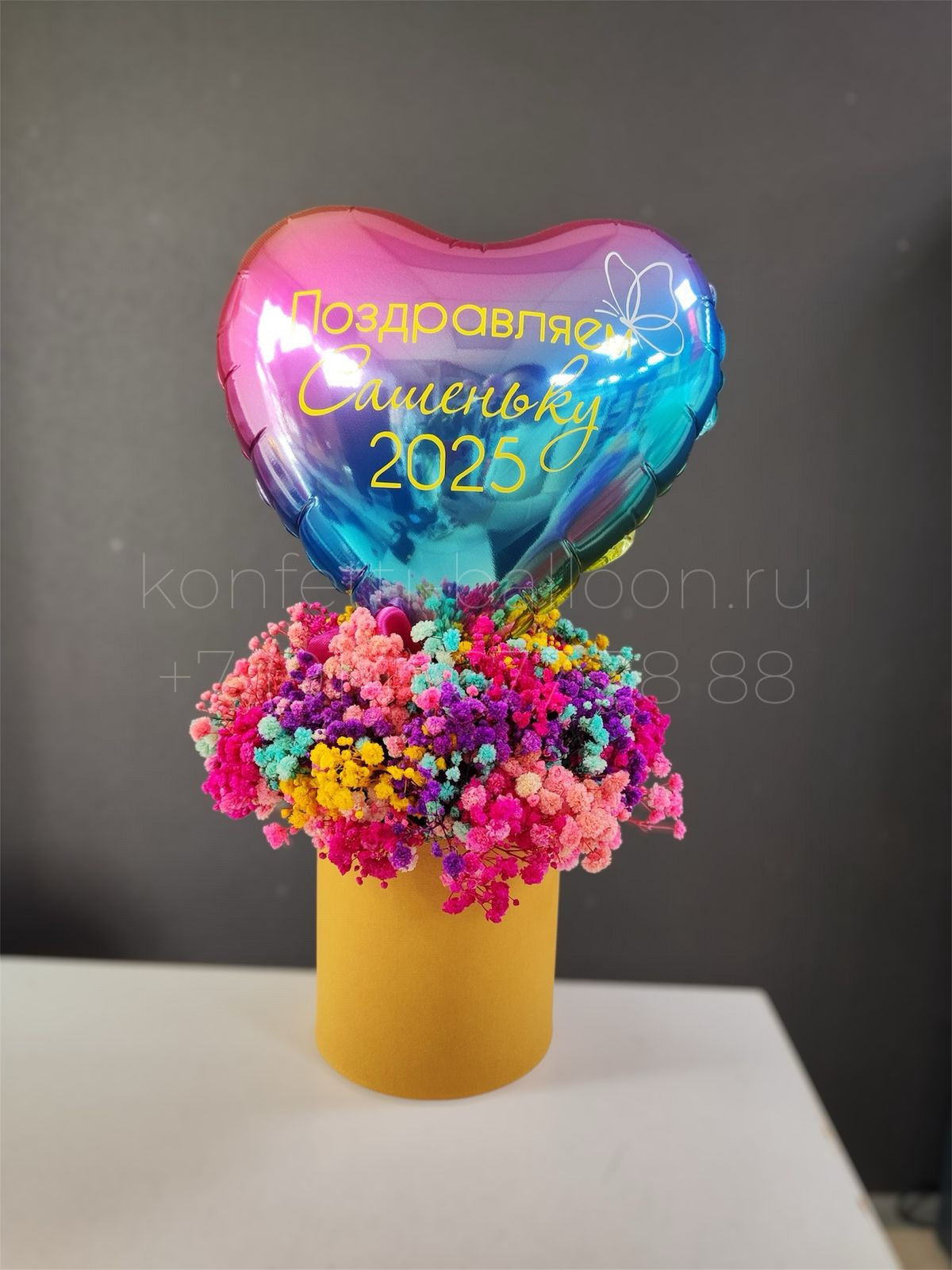 Мини бокс с гипсофилой и мини сердцем для выпускницы