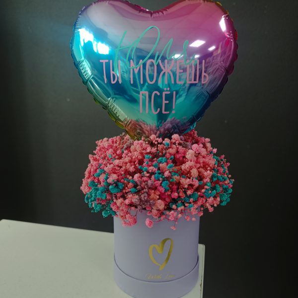 Мини бокс с гипсофилой и мини сердцем для девушки