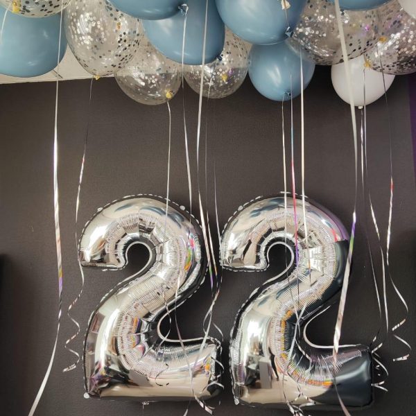 Композиция из гелиевых шаров для парня на 22 года