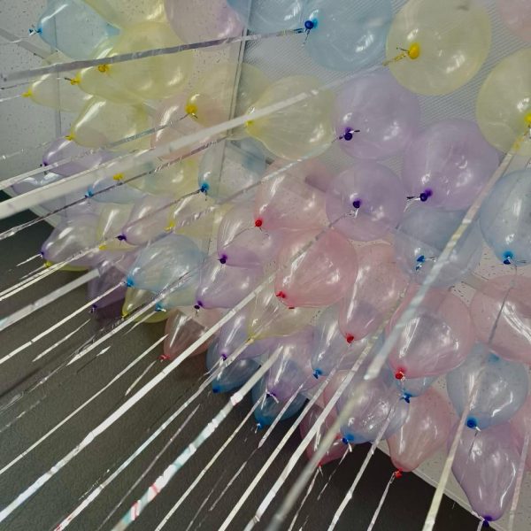 Композиция из гелиевых мини шаров под потолок с дождиком