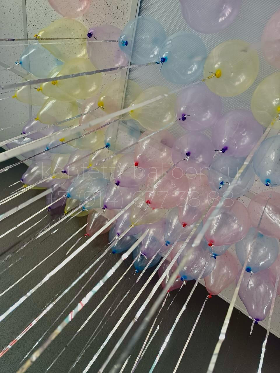Композиция из гелиевых мини шаров под потолок с дождиком
